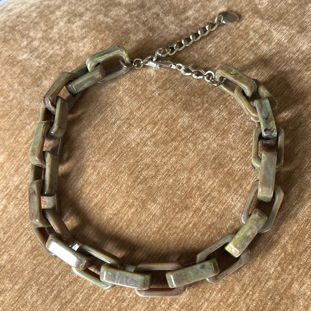 PONO resin necklace